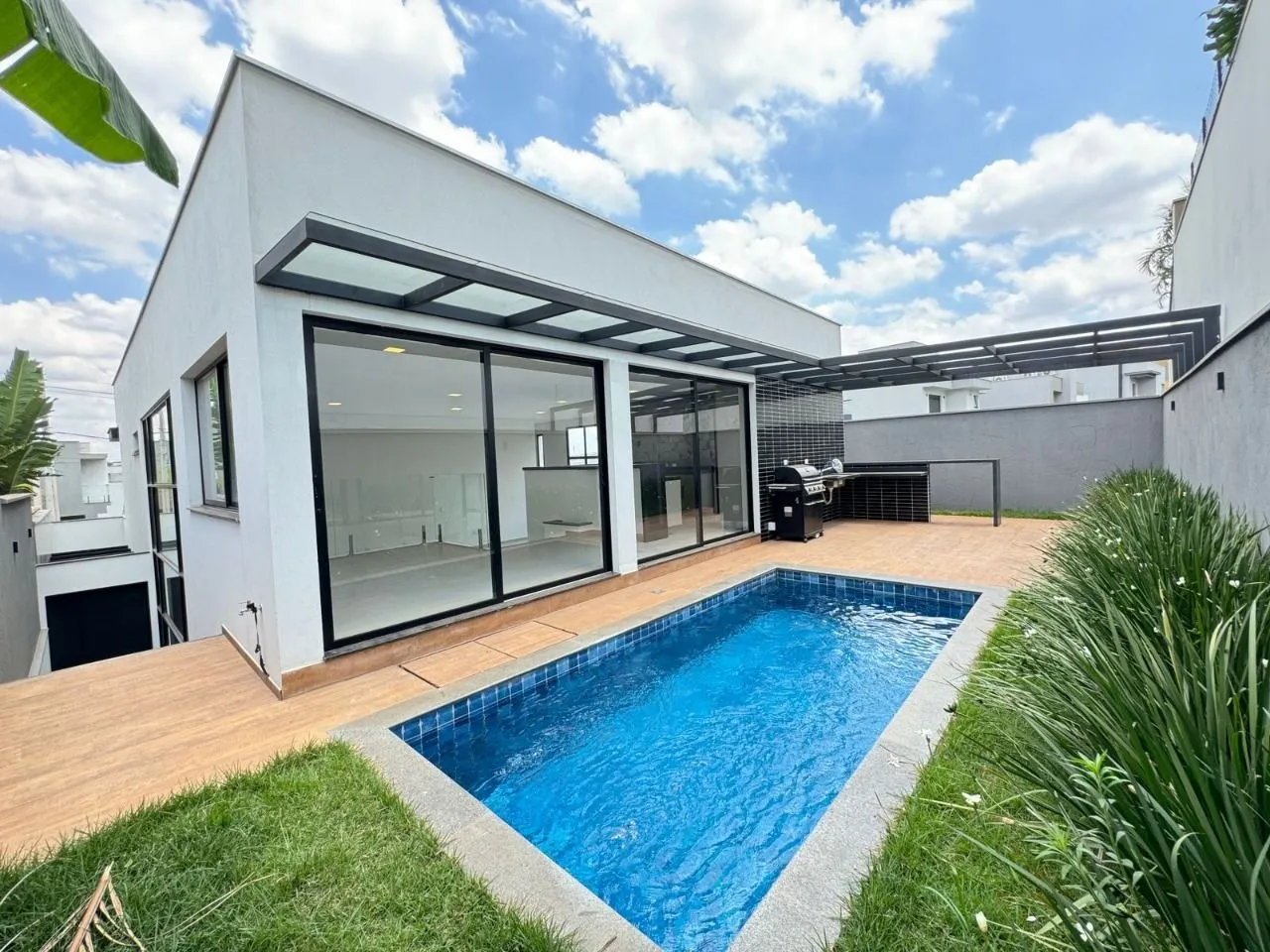 Casa semi-térrea no Condomínio Residencial Villa D'Aquila com 3 suítes e 6 vagas de garagem - R$ 1.549.000,00