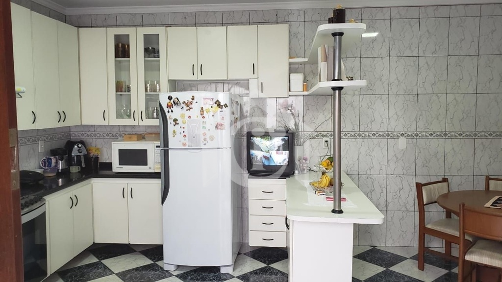 Duas casas em um único terreno: espaço, conforto e infinitas possibilidades para sua família.