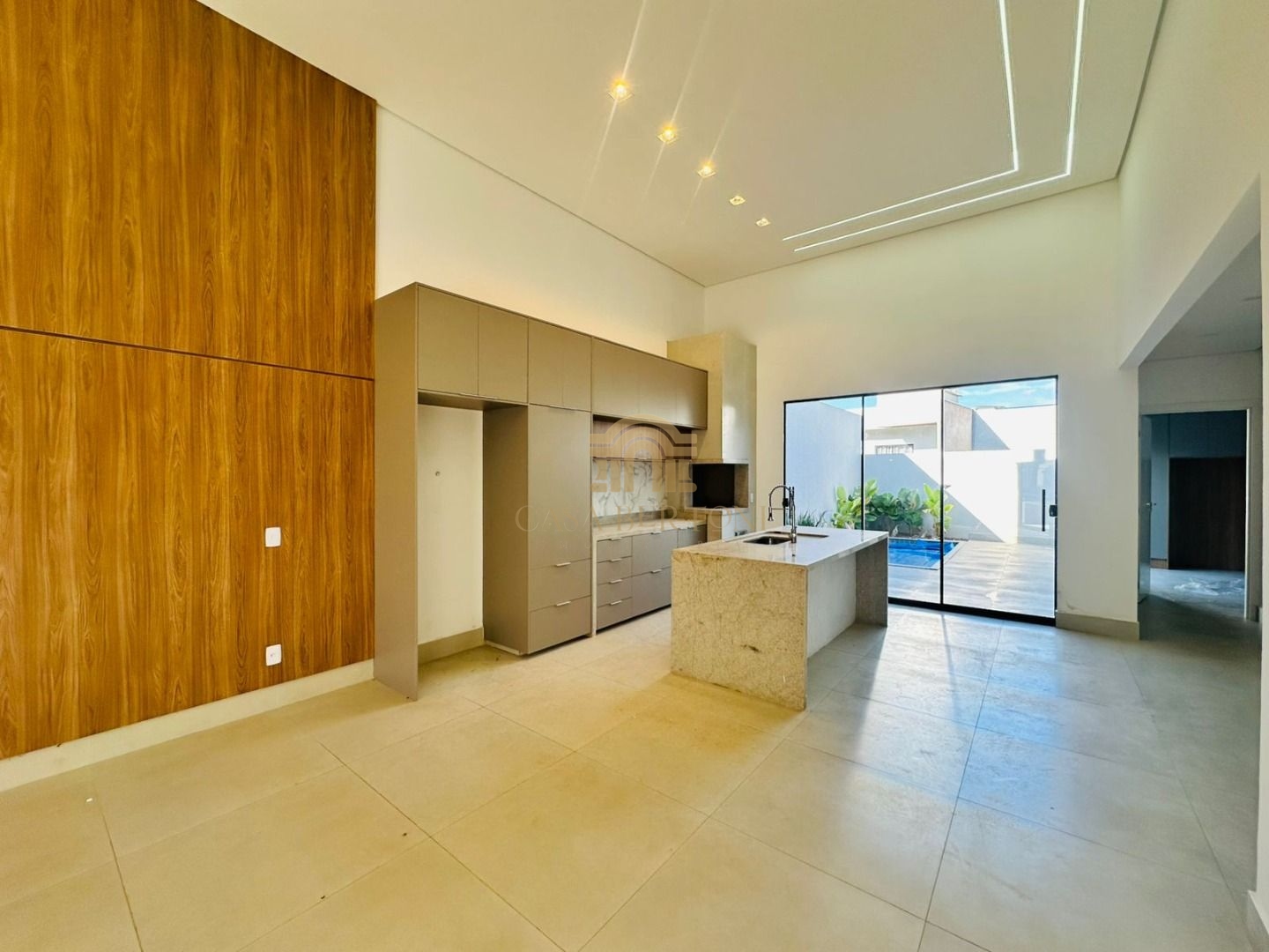 CASA MODERNA CONDOMINIO ARNIQUEIRAS LOTE 200M² 3 SUÍTES PISCINA ACEITA PERMUTA