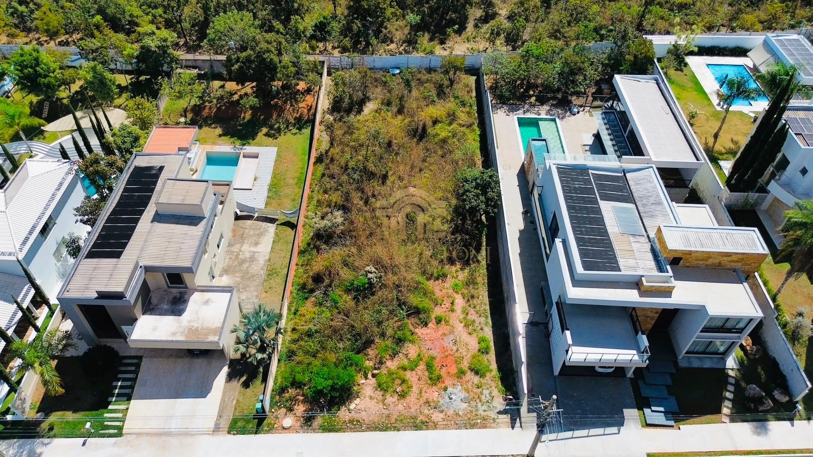 TERRENO DE 1.000M² ESCRITURADO E PLANO NO SETOR TORORÓ EM CONDOMÍNIO PRONTO PARA CONSTRUIR