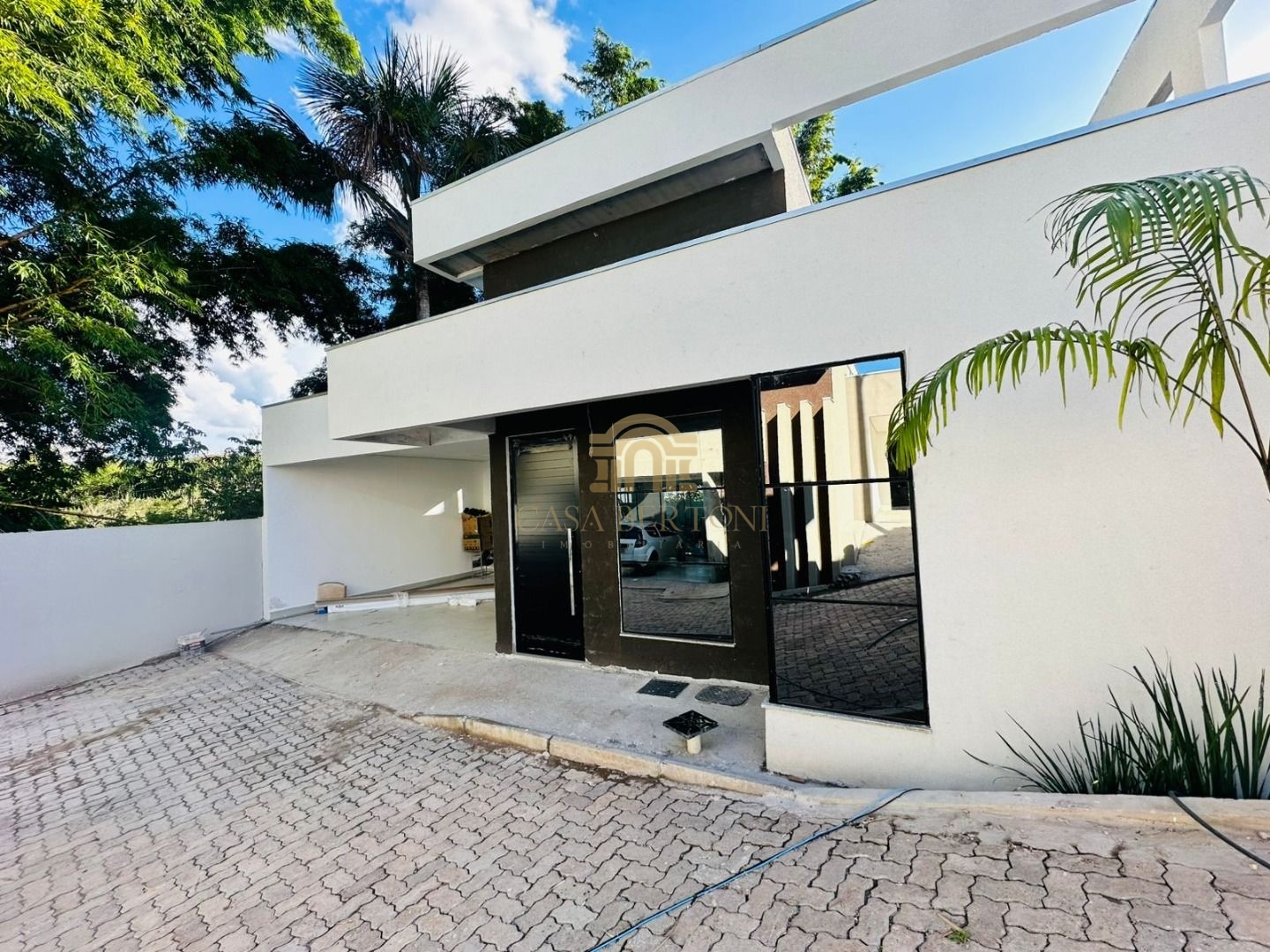 CASA MODERNA CONDOMINIO ARNIQUEIRAS LOTE 200M² 3 SUÍTES PISCINA ACEITA PERMUTA