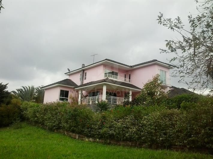 Vende-se Casa Duplex de Luxo em Condomínio Arborizado - 4 Suítes, Infraestrutura Completa, Natureza Exuberante em Maricá