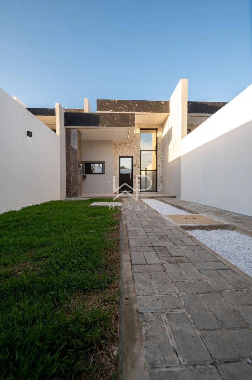 Casa Plana Moderna com 2 Suítes a 150m da CE-010