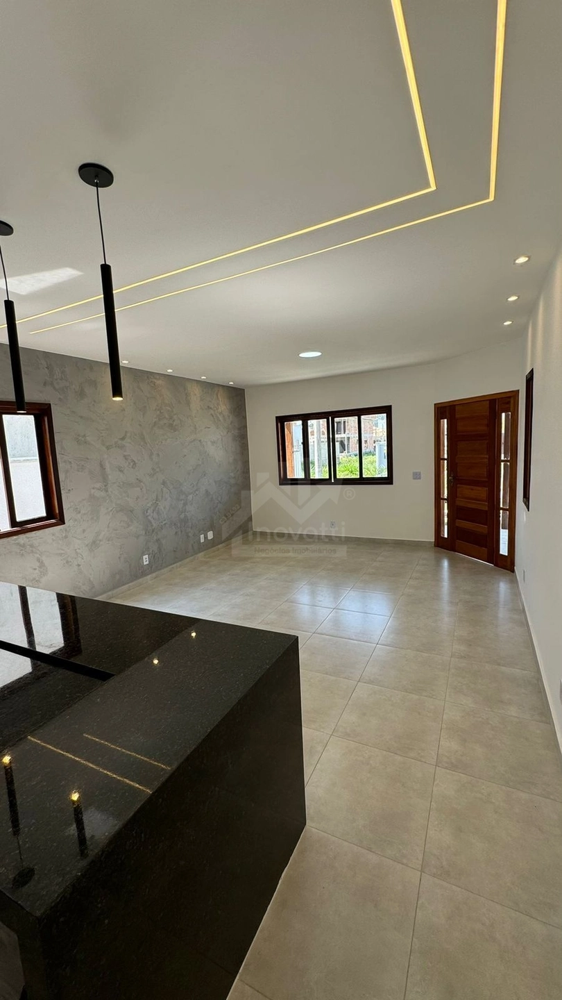 CASA EM CONDOMINIO EM ITAIPUAÇU