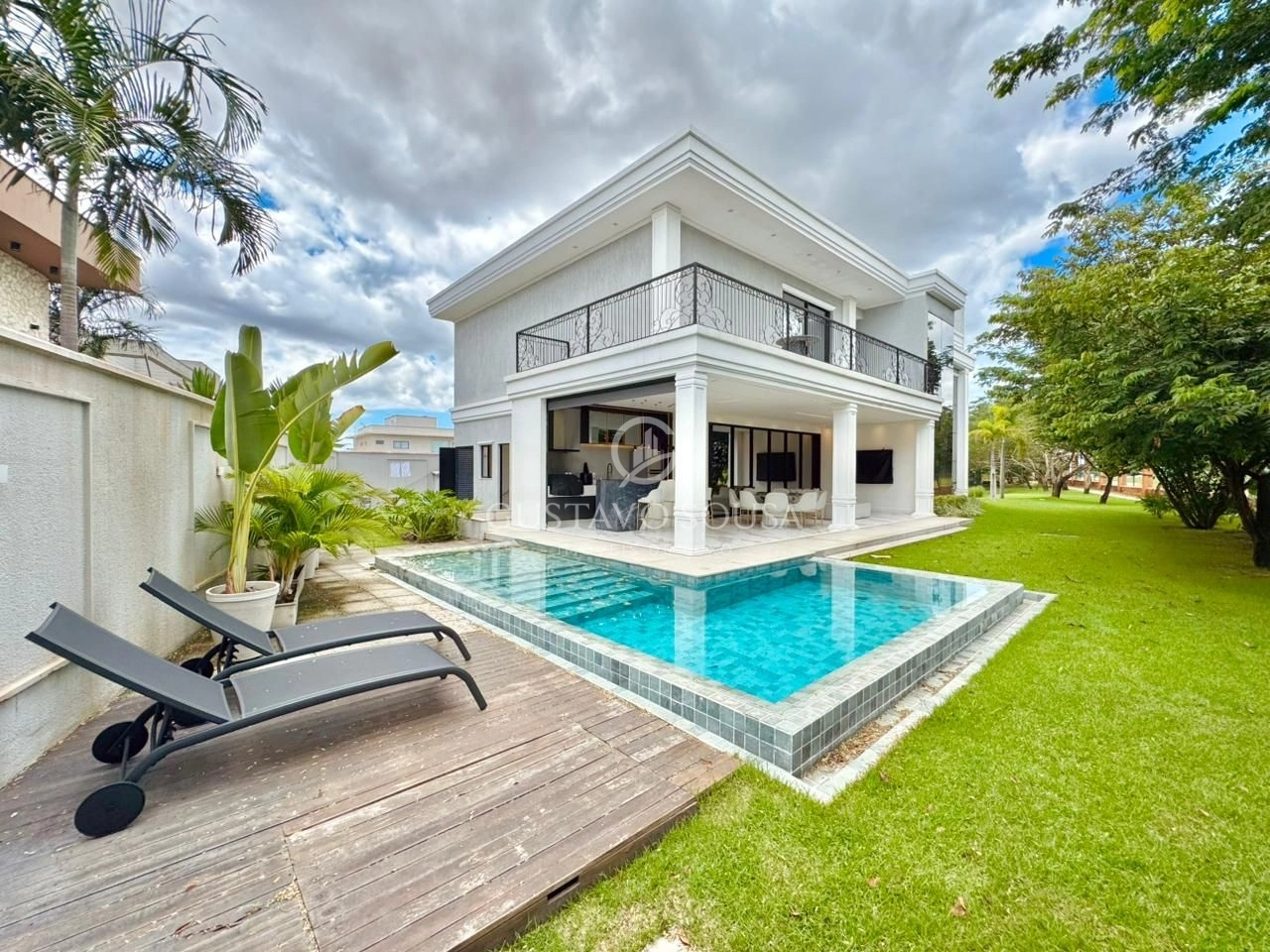 Vendo Alphaville Ceará - Casa  Duplex - Porteira Fechada - 4 Suítes, 4 vagas de garagem, piscina com deck. Valor R$ 4.200.000.