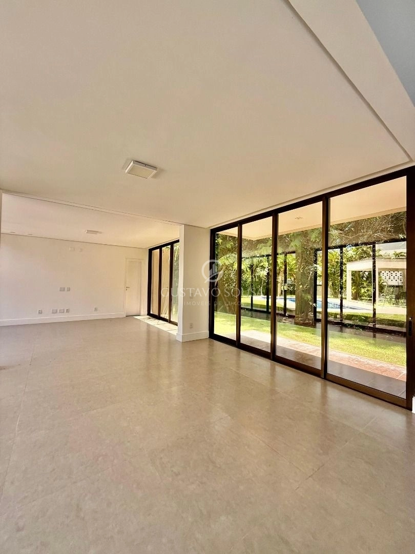 Mansão em 02 lotes na localização mais privilegiada do Alphaville Fortaleza, Com mais de 2 mil metros de área verde ao lado, cercada pela natureza.