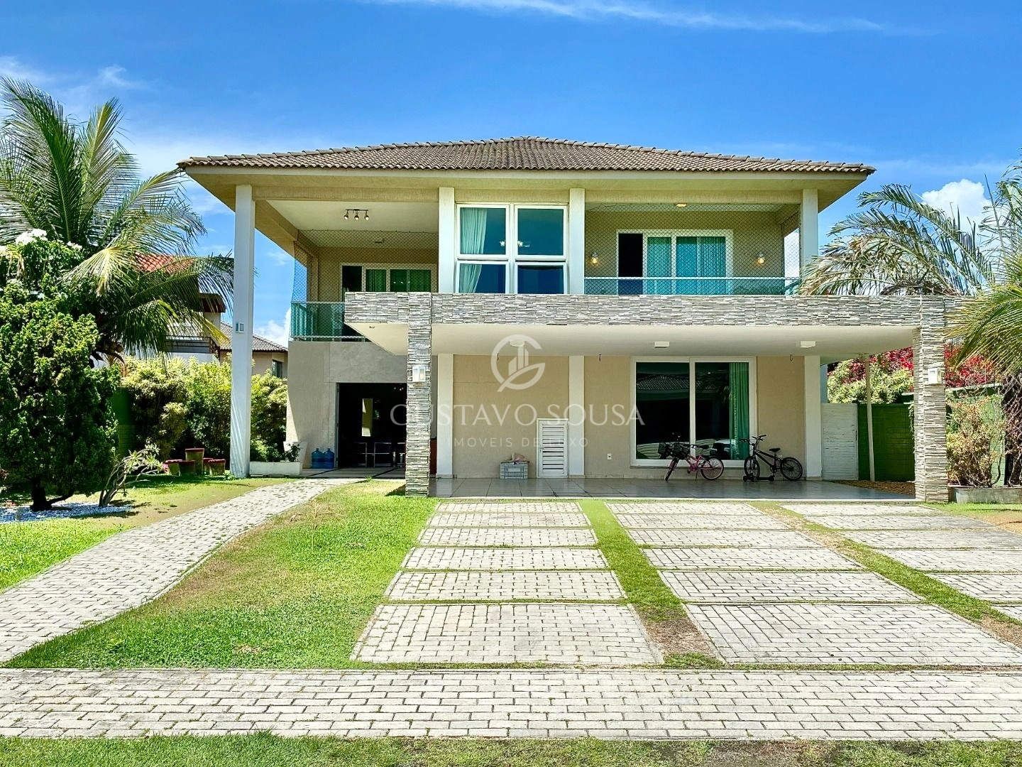 Disponível para você. Uma residência em lote único de 638m | Semi mobiliada.