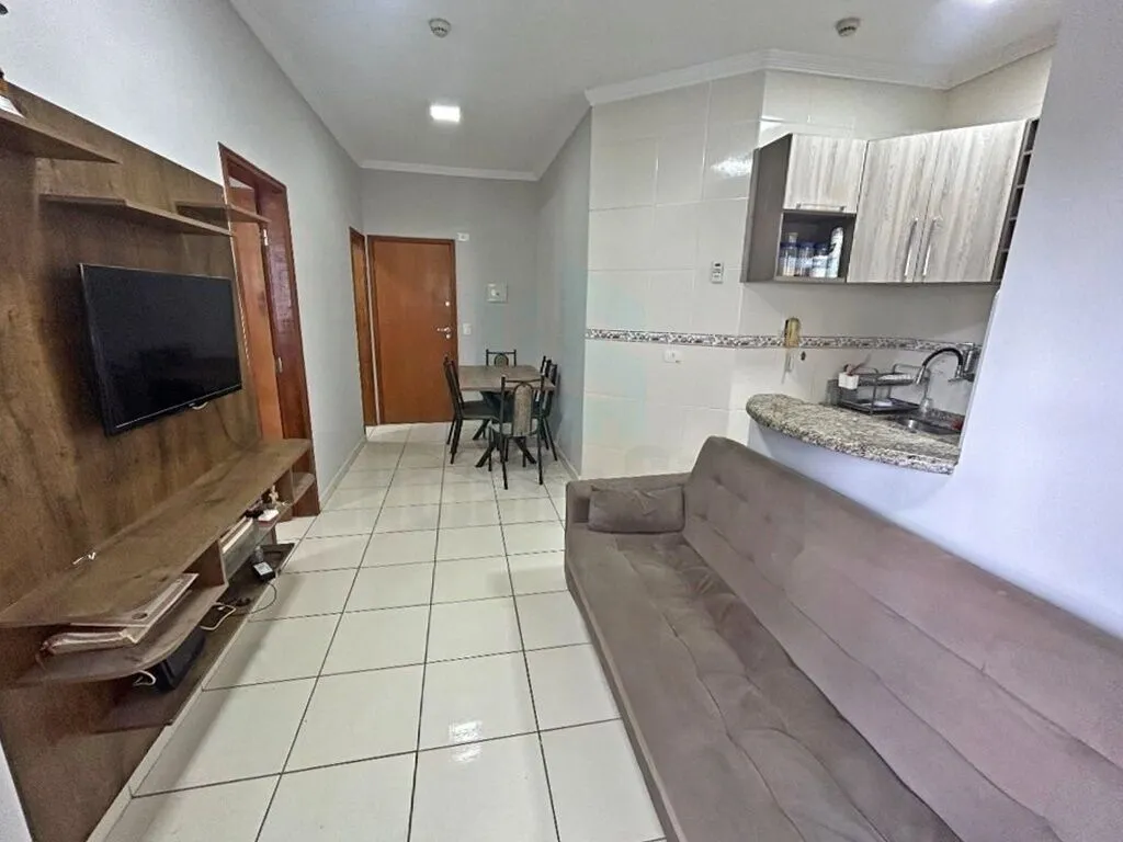 LOUCURA, LOUCURA. Excelente apartamento semi mobiliado, no Boqueirão em Praia Grande, a cerca de 300 metros do mar, de 01 dormitório.