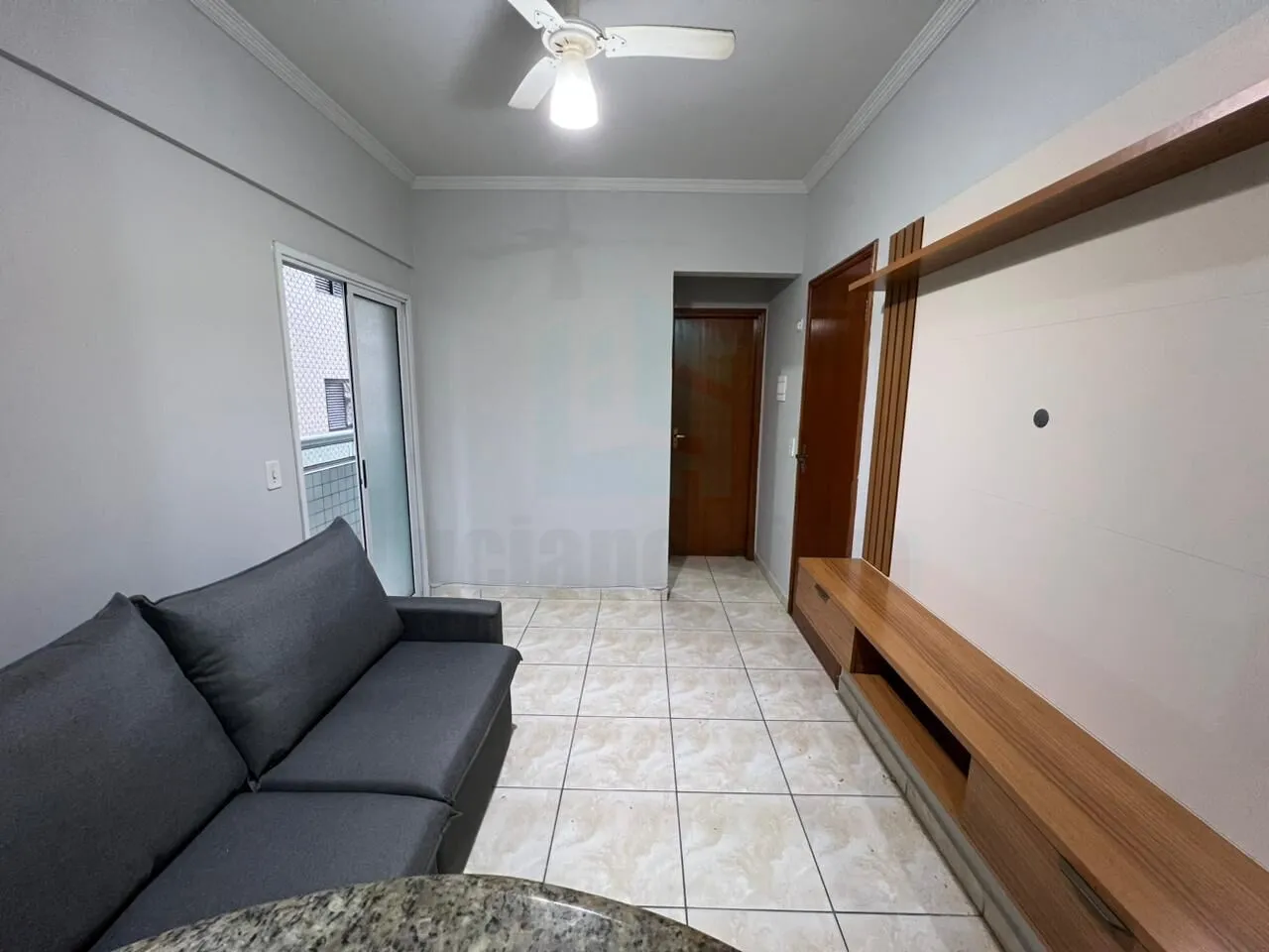 LOUCURA, LOUCURA. Excelente apartamento semi mobiliado, no Boqueirão em Praia Grande, a cerca e 02 quadras do mar, de 01 dormitório.