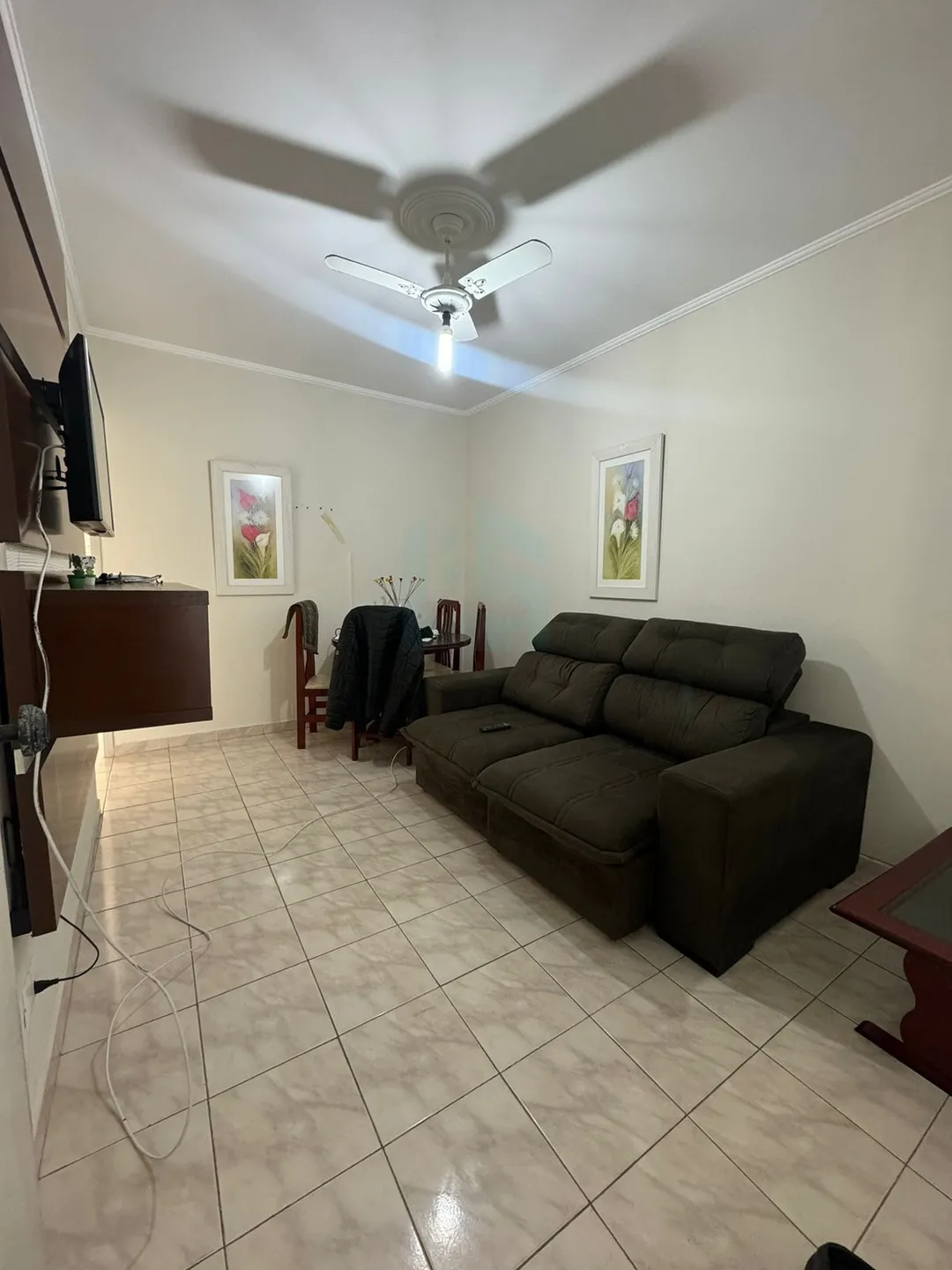 LOUCURA, LOUCURA. Excelente apartamento no Bairro de Ocian em frente ao mar, todo mobiliado, de 02 dormitórios.