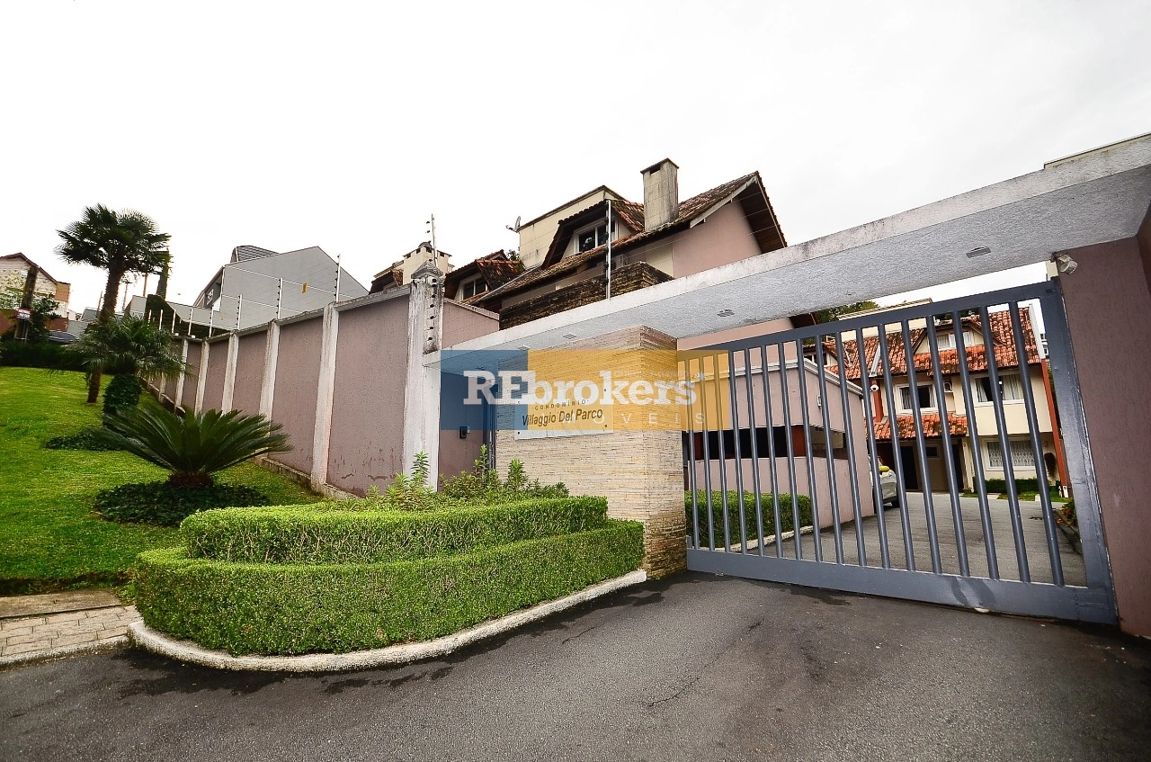 Sobrado em Condomínio, 3 Dormitórios, Com Quintal e 2 Vagas, a Venda, no Santo Inácio, Curitiba.
