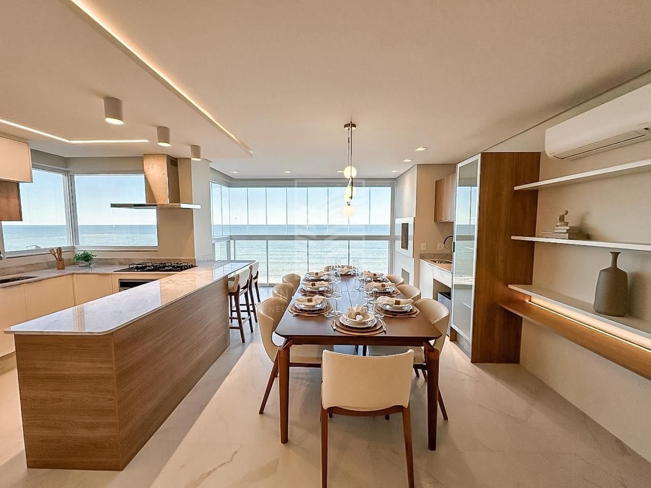 Apartamento com 3 suítes frente mar em Balneário Piçarras.