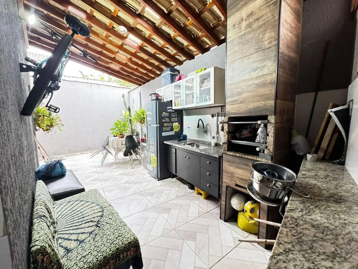 Loucura, Grande loucura. Excelente Casa no Bairro de Tude Bastos, de 02 suítes, sala para dois ambientes.