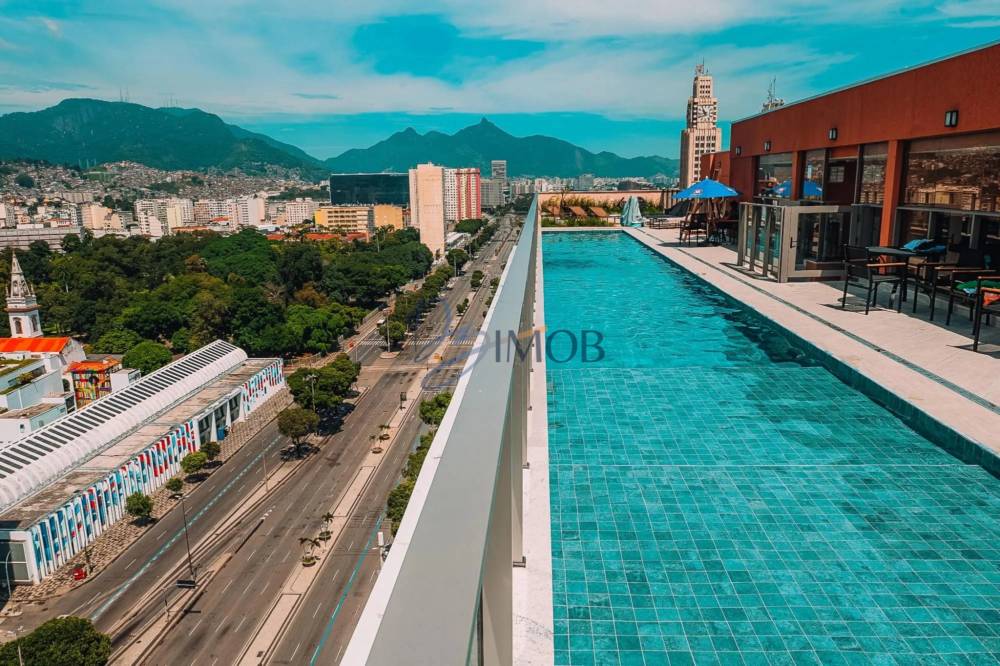 Studio Mobiliado com Varanda — Prédio Novo no Centro, Ao Lado do Metrô