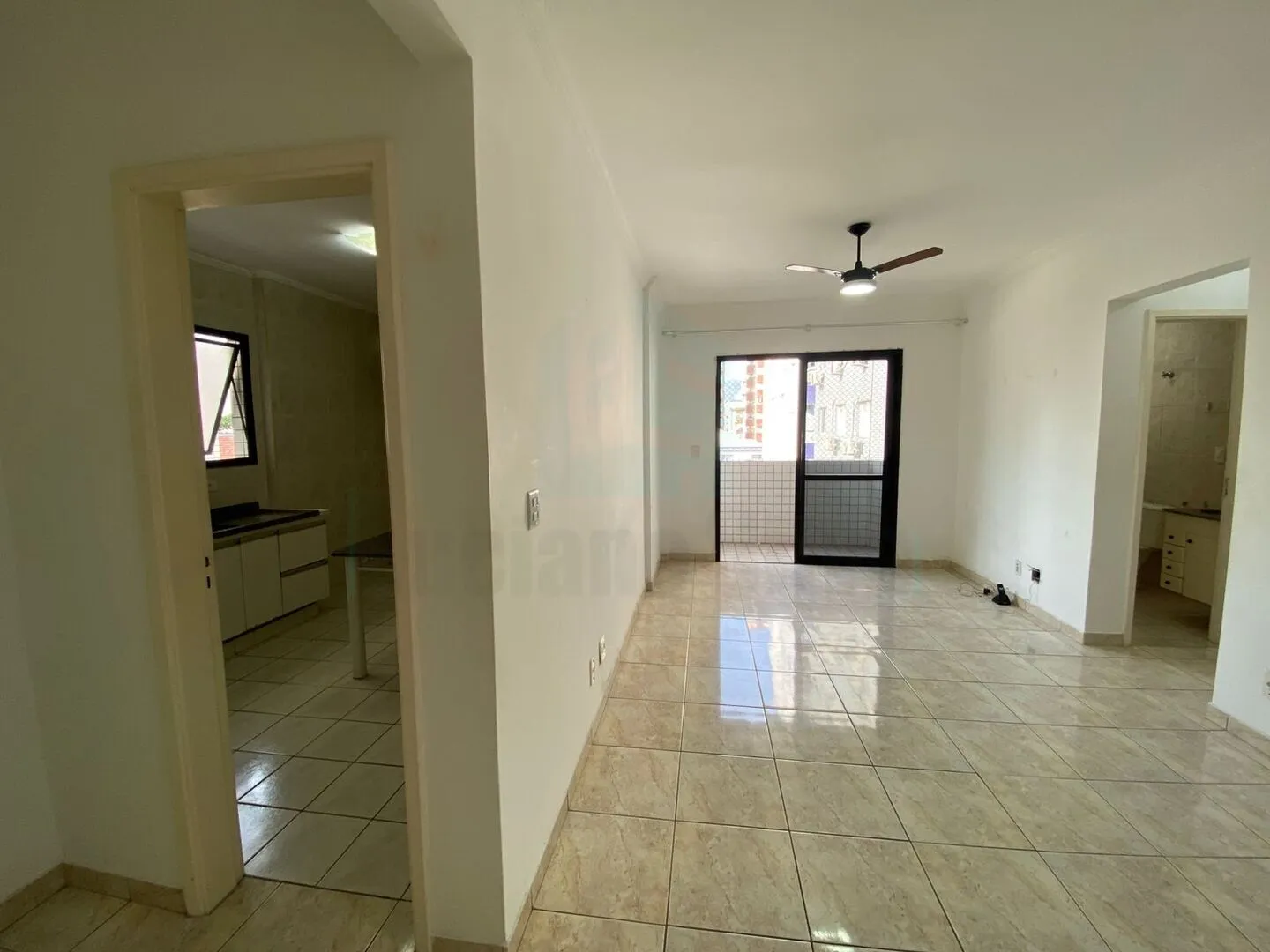 LOUCURA. Excelente apartamento no Jardim Guilhermina, de 02 dormitórios com sacada, sendo 01 suíte.