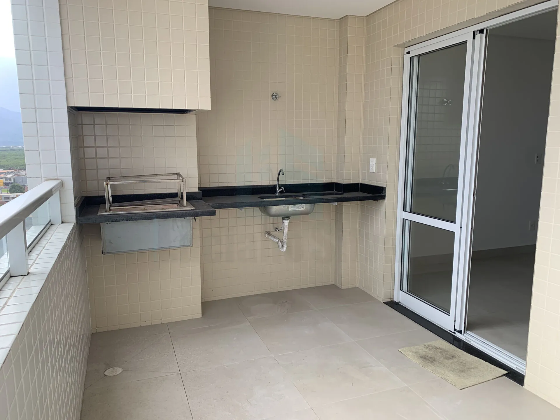 Loucura, Grande loucura. Excelente apartamento na Vila Tupi de 01 suíte, sala com varanda gourmet com churrasqueira.