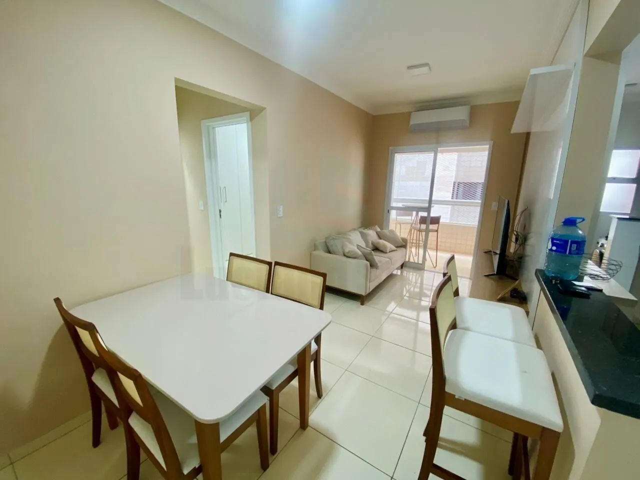 LOUCURA, LOUCURA. Excelente apartamento na Aviação, semi mobiliado, de 02 dormitórios.