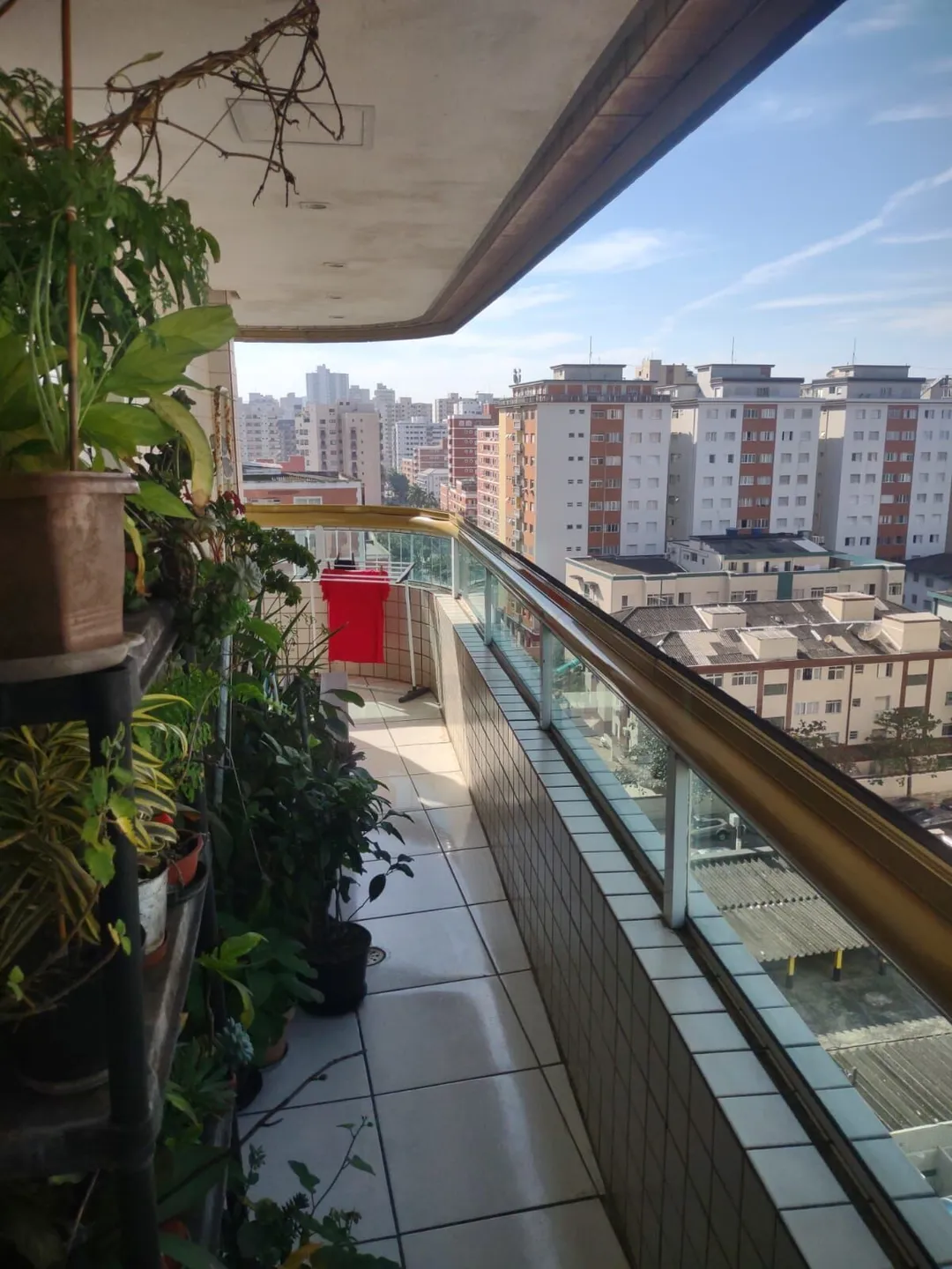 UCURA, LOUCURA. Excelente apartamento na Vila Tupi, a 01 quadra do mar, de 03 dormitórios.