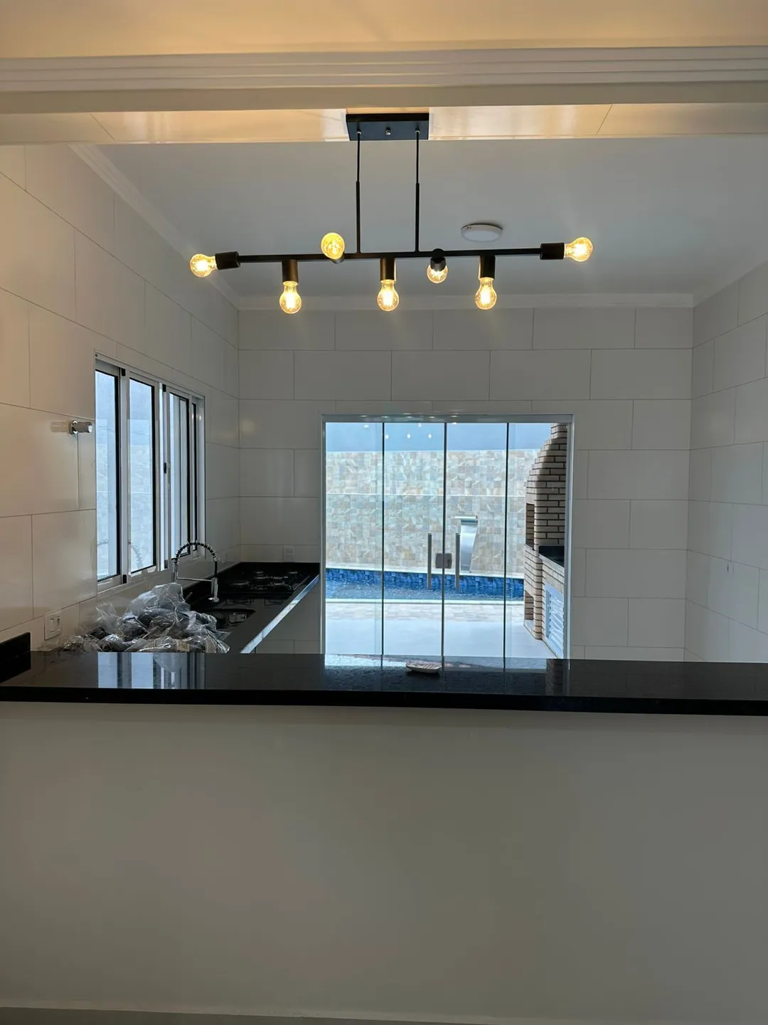 Loucura. Excelente casa isolada na cidade de Mongaguá, com 109 metros de área útil, de 03 dormitórios.