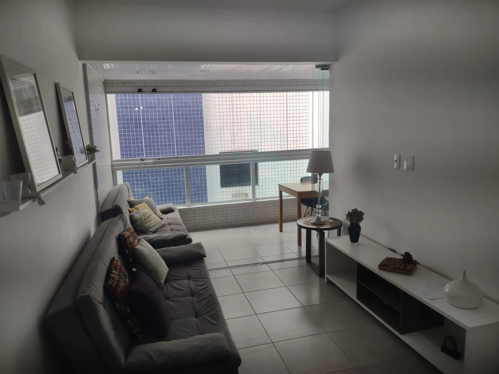Loucura, Loucura. Excelente apartamento no Canto do Forte, MOBILIADO, a 150 metros do mar, de 01 suíte.