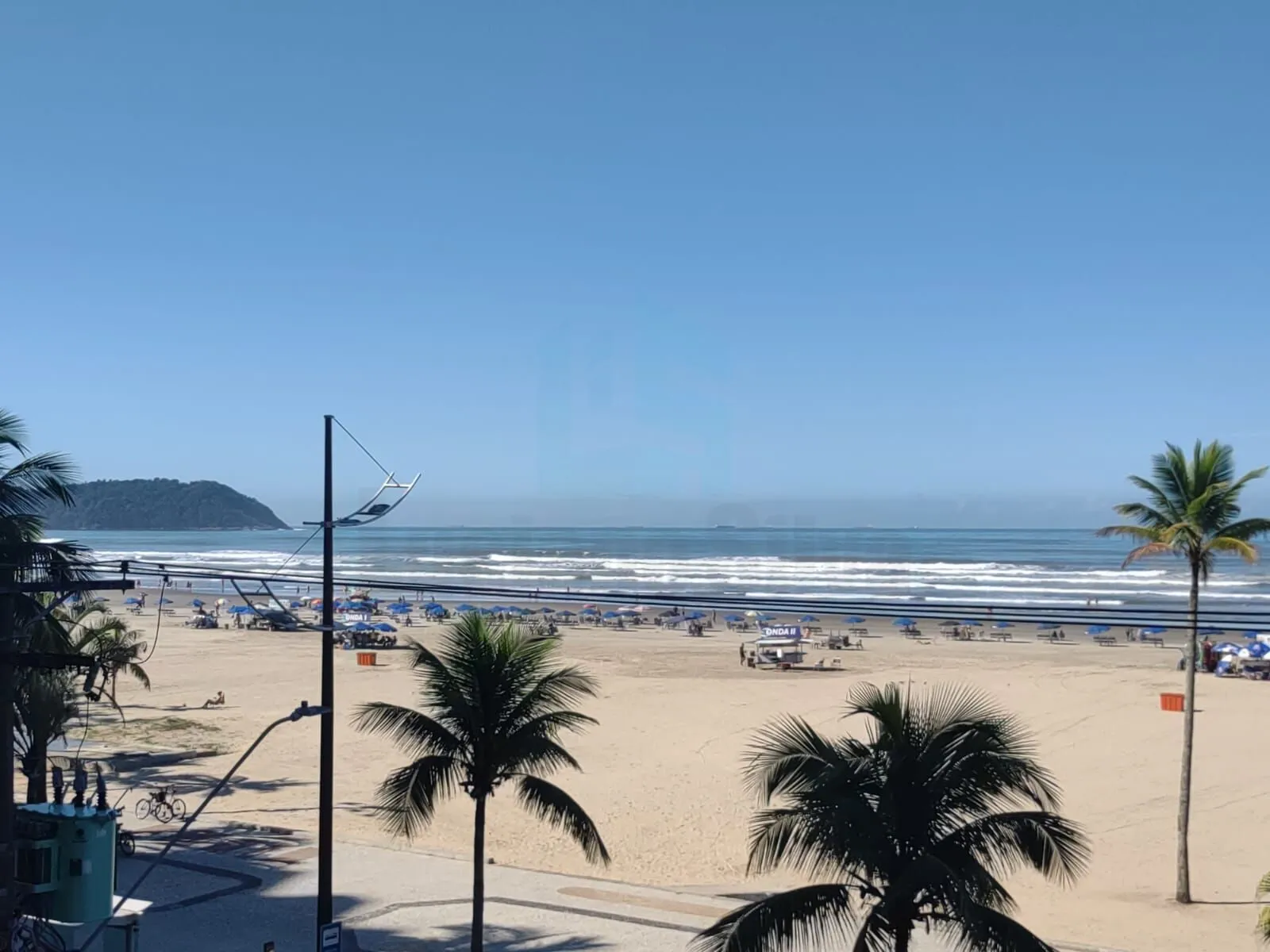 Loucura, Loucura. **Grande oportunidade**. Excelente apartamento no Jardim Guilhermina em frente ao mar, mobiliado, de 02 dormitórios.
