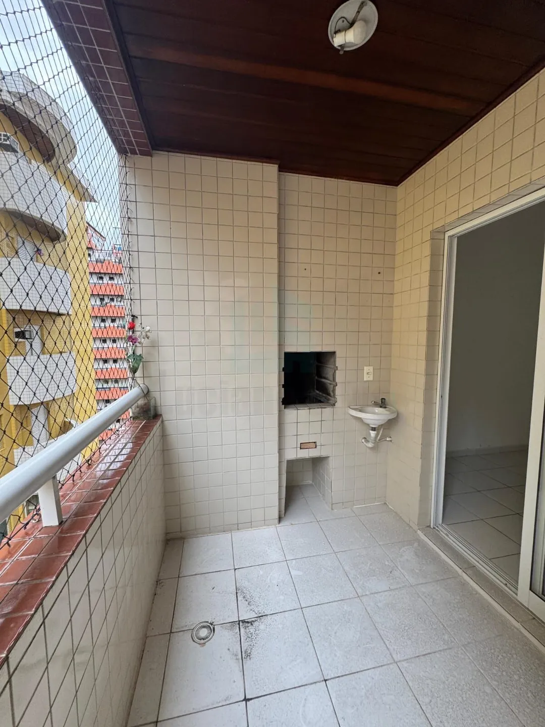 Loucura, Grande loucura. Excelente apartamento no Canto do Forte, de 02 dormitórios, sendo 01 suíte.
