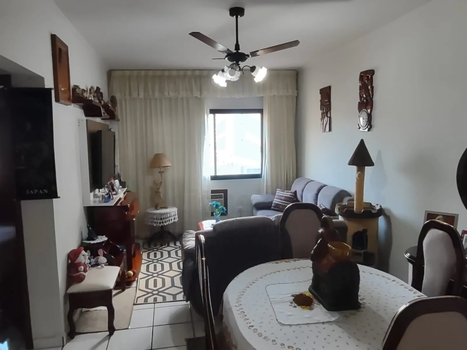 Loucura, Loucura. **Grande oportunidade**. Excelente apartamento no Canto do Forte, semi mobiliado, de 02 dormitórios.