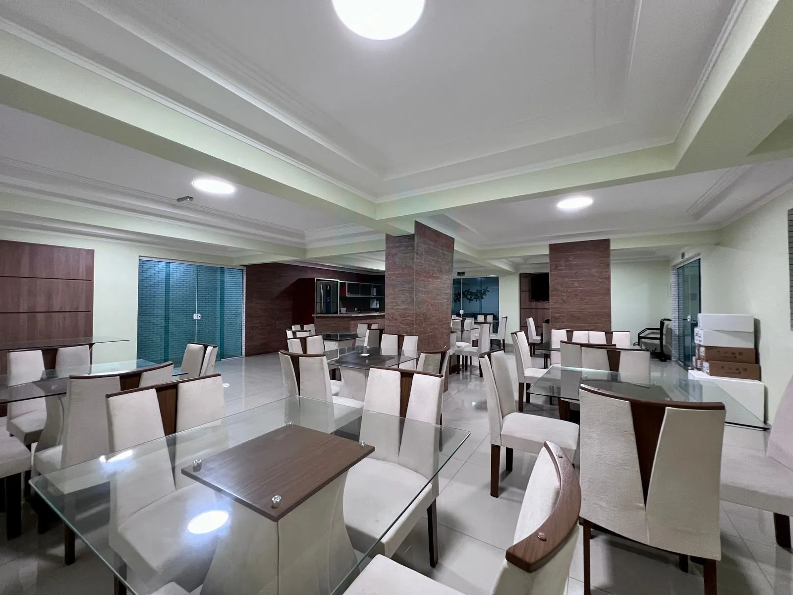 Loucura. Loucura. Excelente apartamento no Jardim Guilhermina, de 02 dormitórios, sendo 01 suíte.