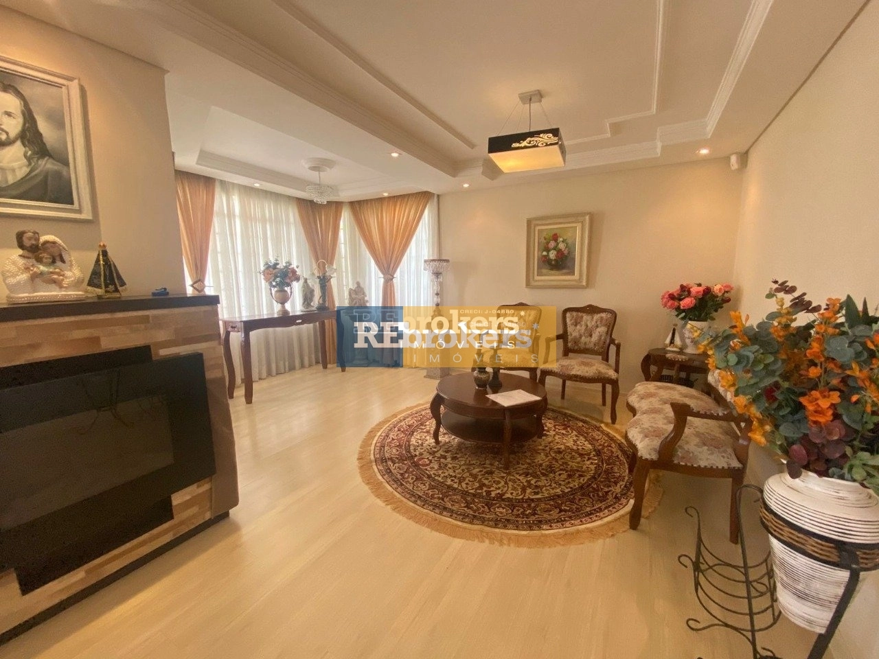 Casa  4 Dormitórios, 4 Vagas, à Venda, no Bairro Bacacheri, Curitiba. REbrokers