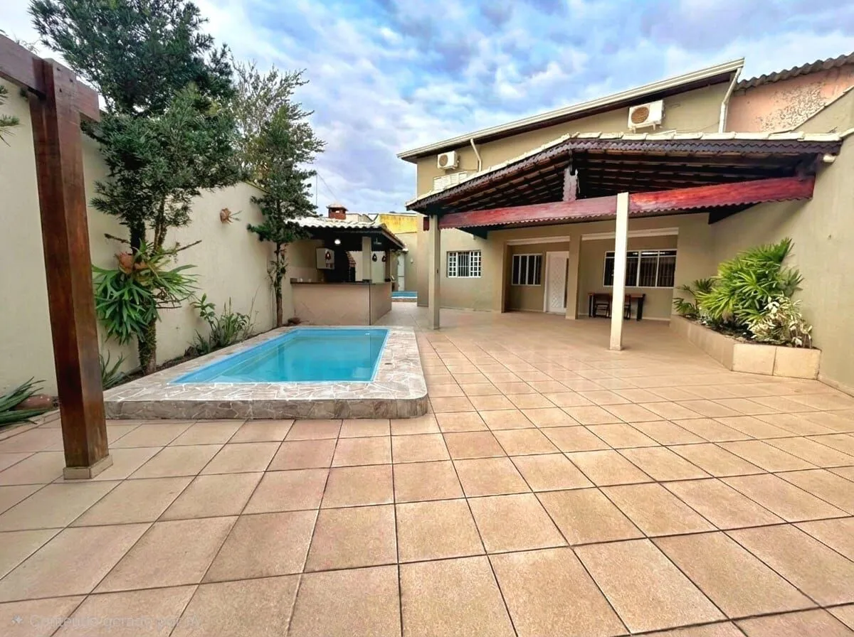 Casa com quintal - piscina e churrasqueira próxima do mar em Praia Grande