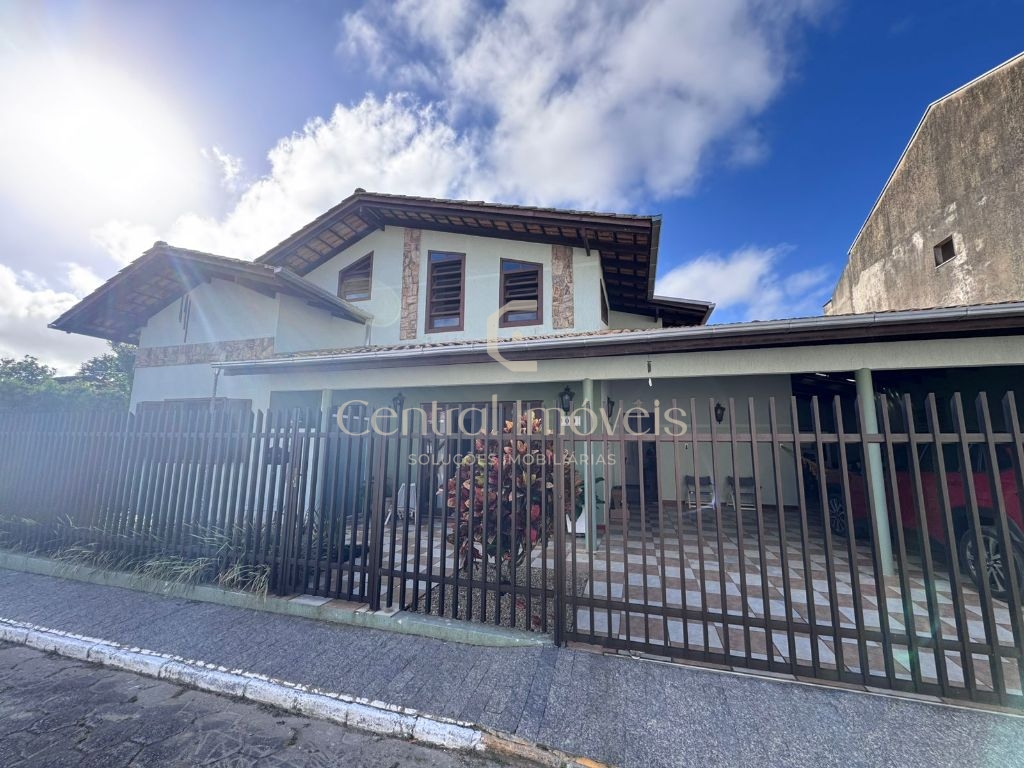 Sobrado com 163m² de área construída – Semi-mobiliado