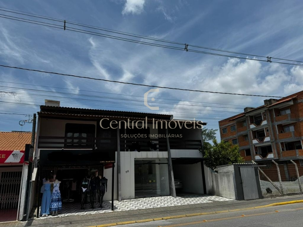 Sobrado com 440 m² – Amplo, versátil e bem localizado Com salas comercias
