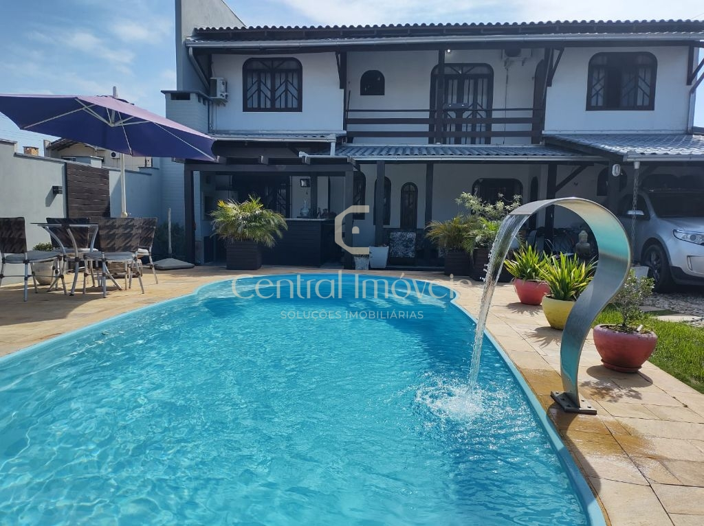 Casa á Venda Com Piscina - Balneário Piçarras
