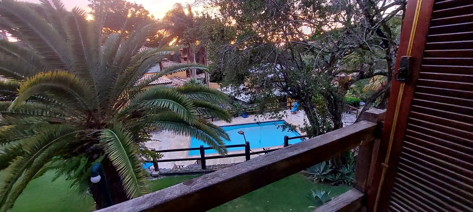 CASA EM CONDOMÍNIO, 3 QUARTOS (2 SUÍTES) A POUCOS METROS DA PRAIA