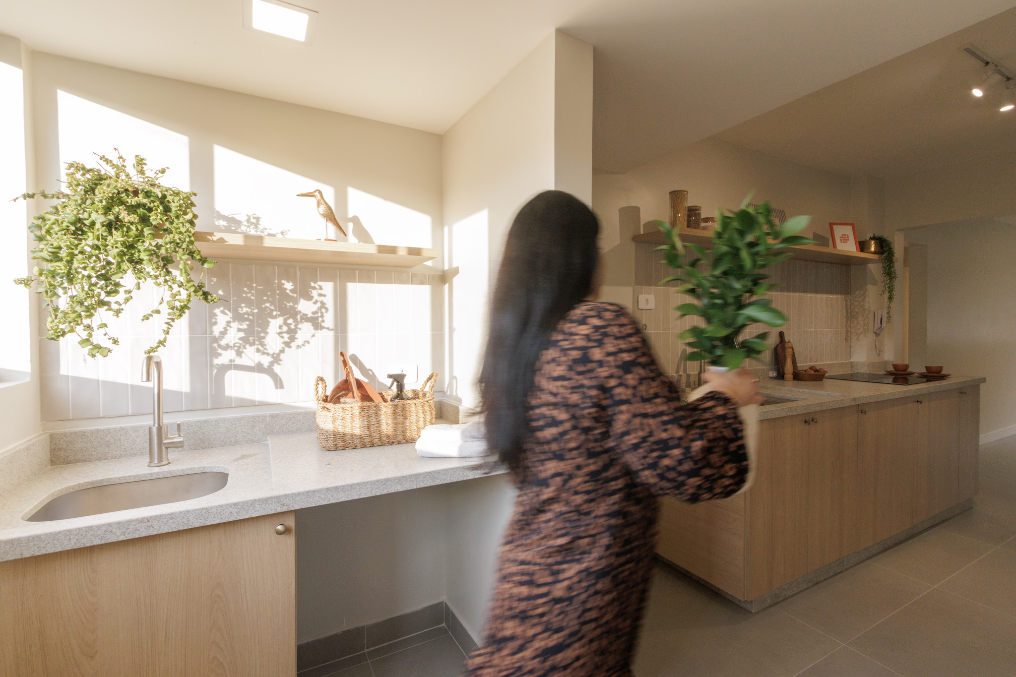 Apartamento reformado com três quartos em predinho no Água Verde