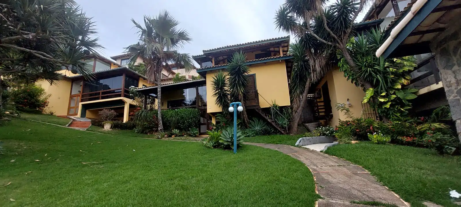 CASA EM CONDOMÍNIO COM 3 QUARTOS ENTRE PRAIA DOS OSSOS E ORLA BARDOT