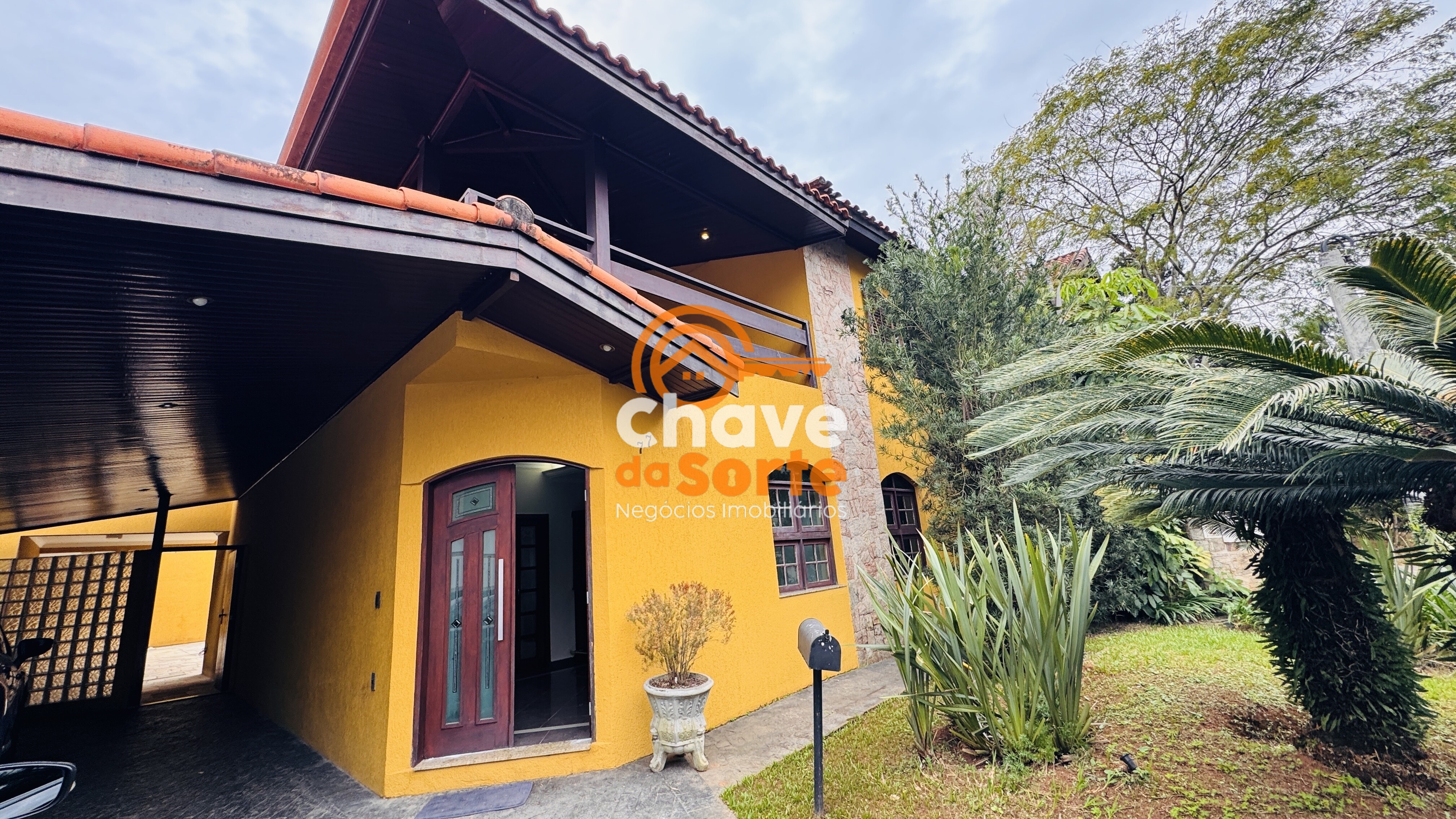 Casa em condomínio no Parque Campolim com 5 suítes, lazer completo e aceita pets
