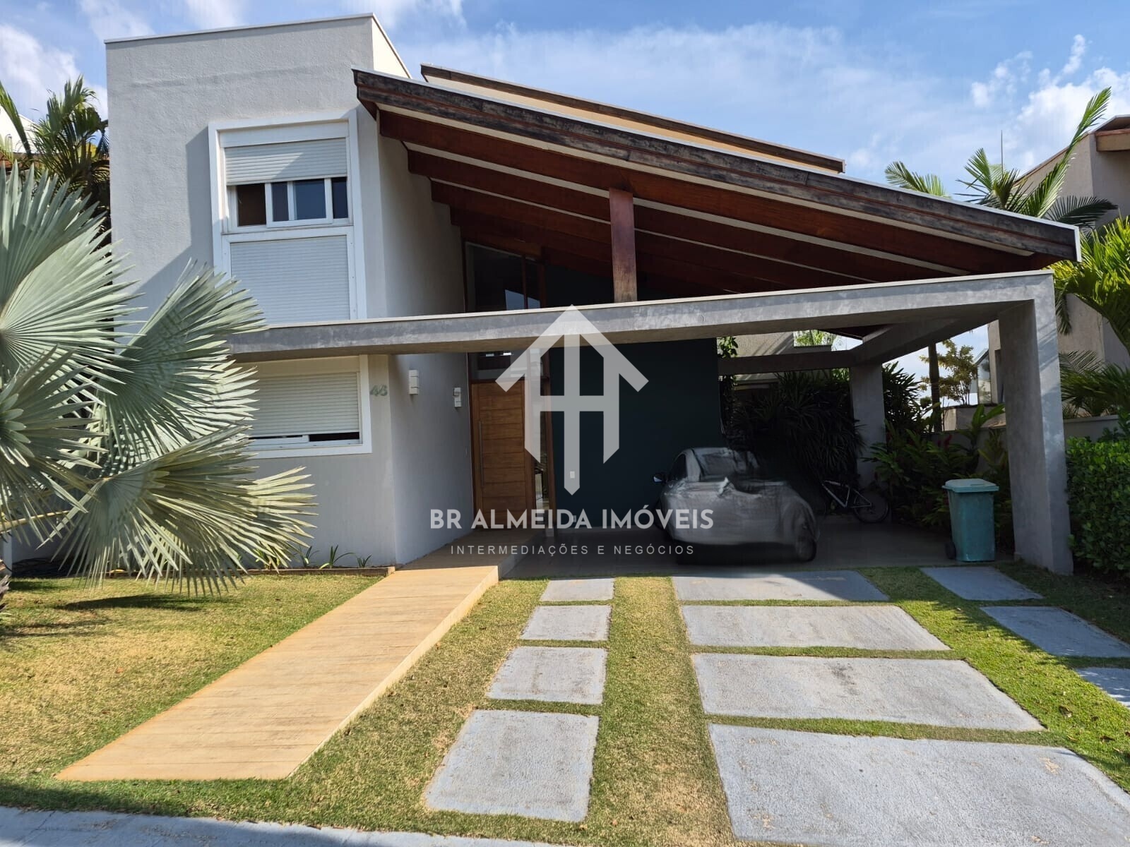 Casa em condomínio no Jardim Vila Paradiso com 4 suítes, piscina e aquecimento solar