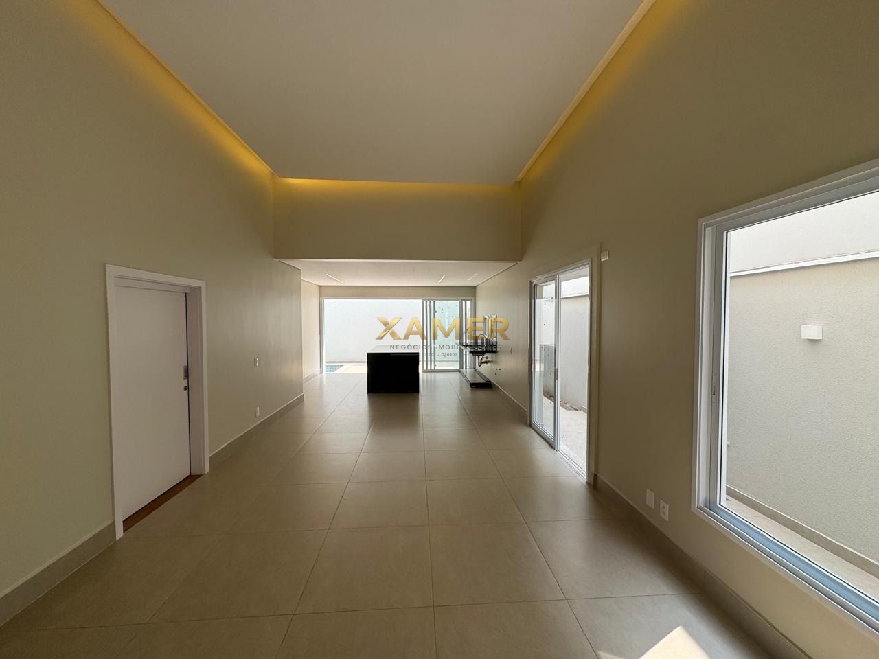 Sobrado no Condomínio Residencial Villa D'Aquila com 3 suítes e 4 vagas de garagem - R$ 1.550.000,00