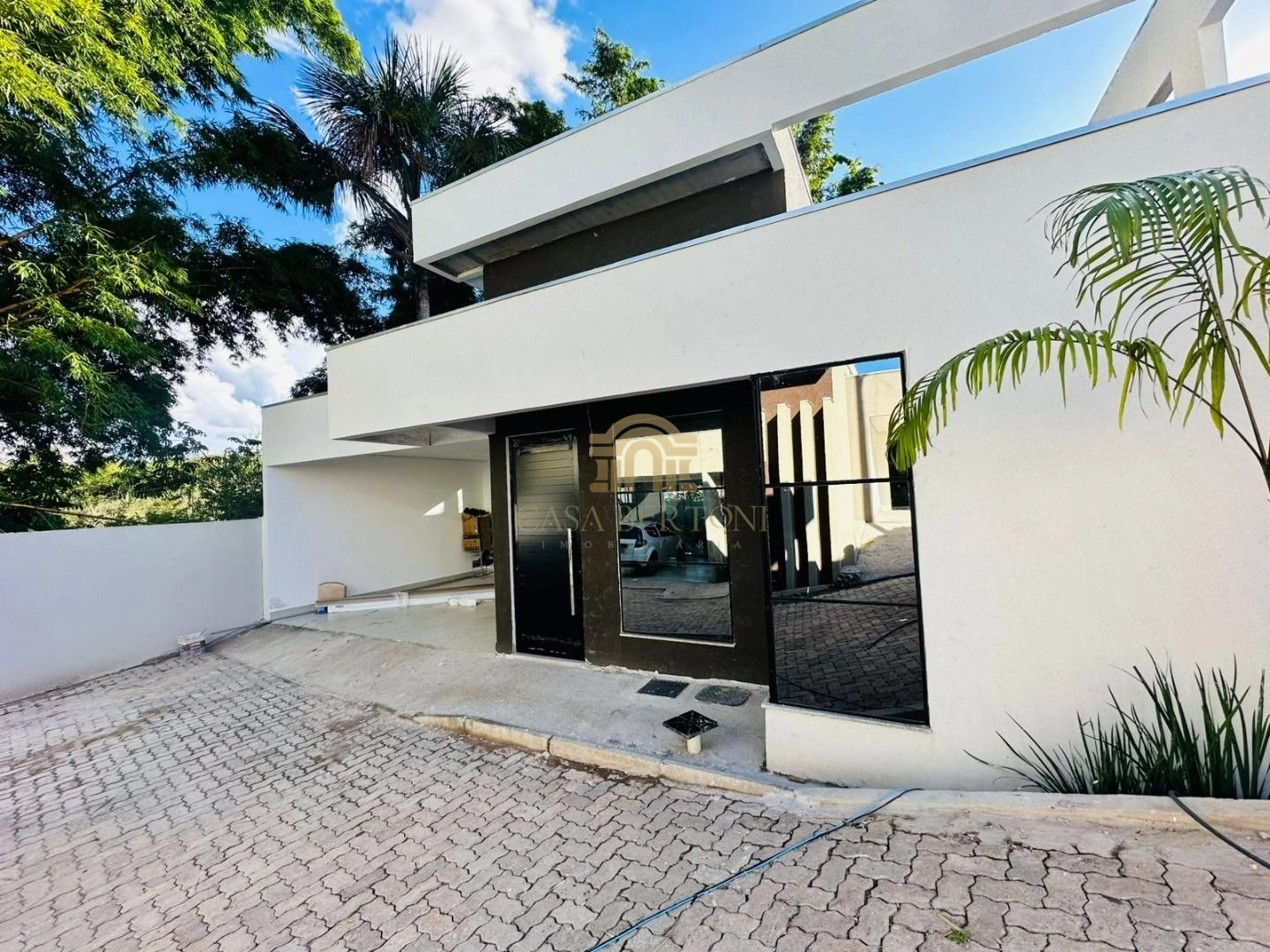 CASA MODERNA CONDOMINIO ARNIQUEIRAS LOTE 200M² 3 SUÍTES PISCINA ACEITA PERMUTA