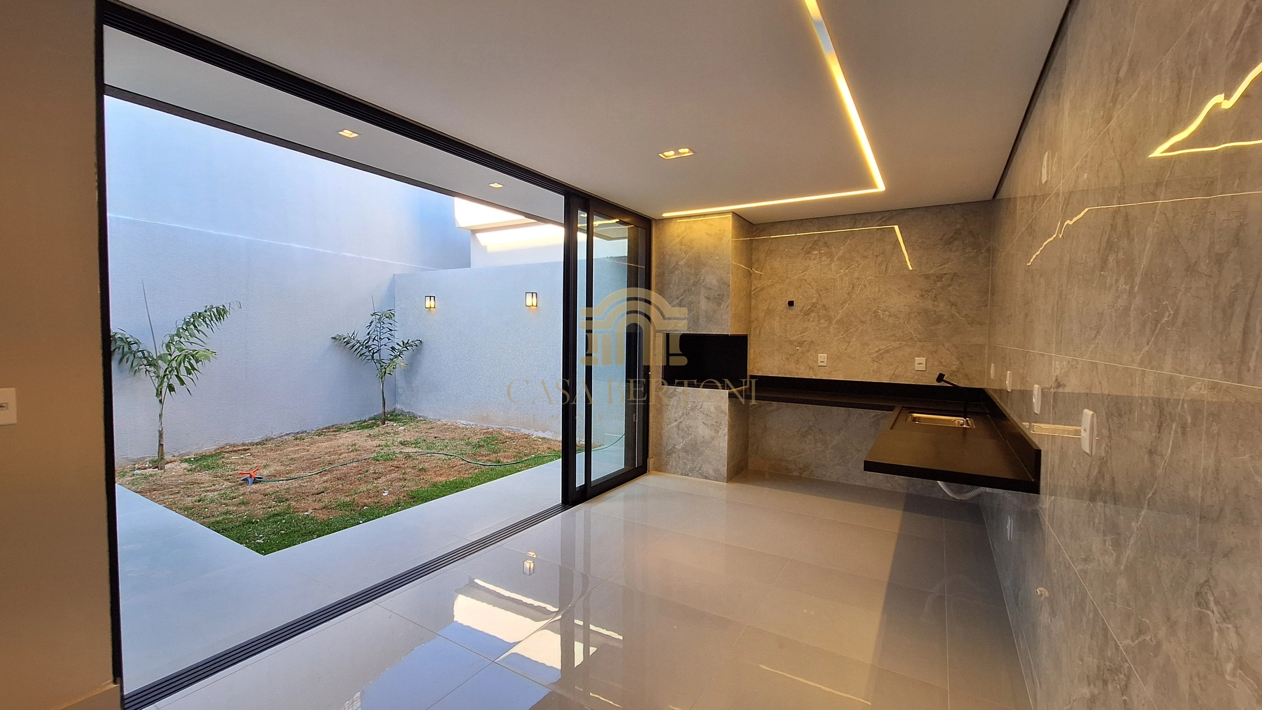 CASA MODERNA CONDOMINIO ARNIQUEIRAS LOTE 250M² 3 QUARTOS CHURRASQUEIRA