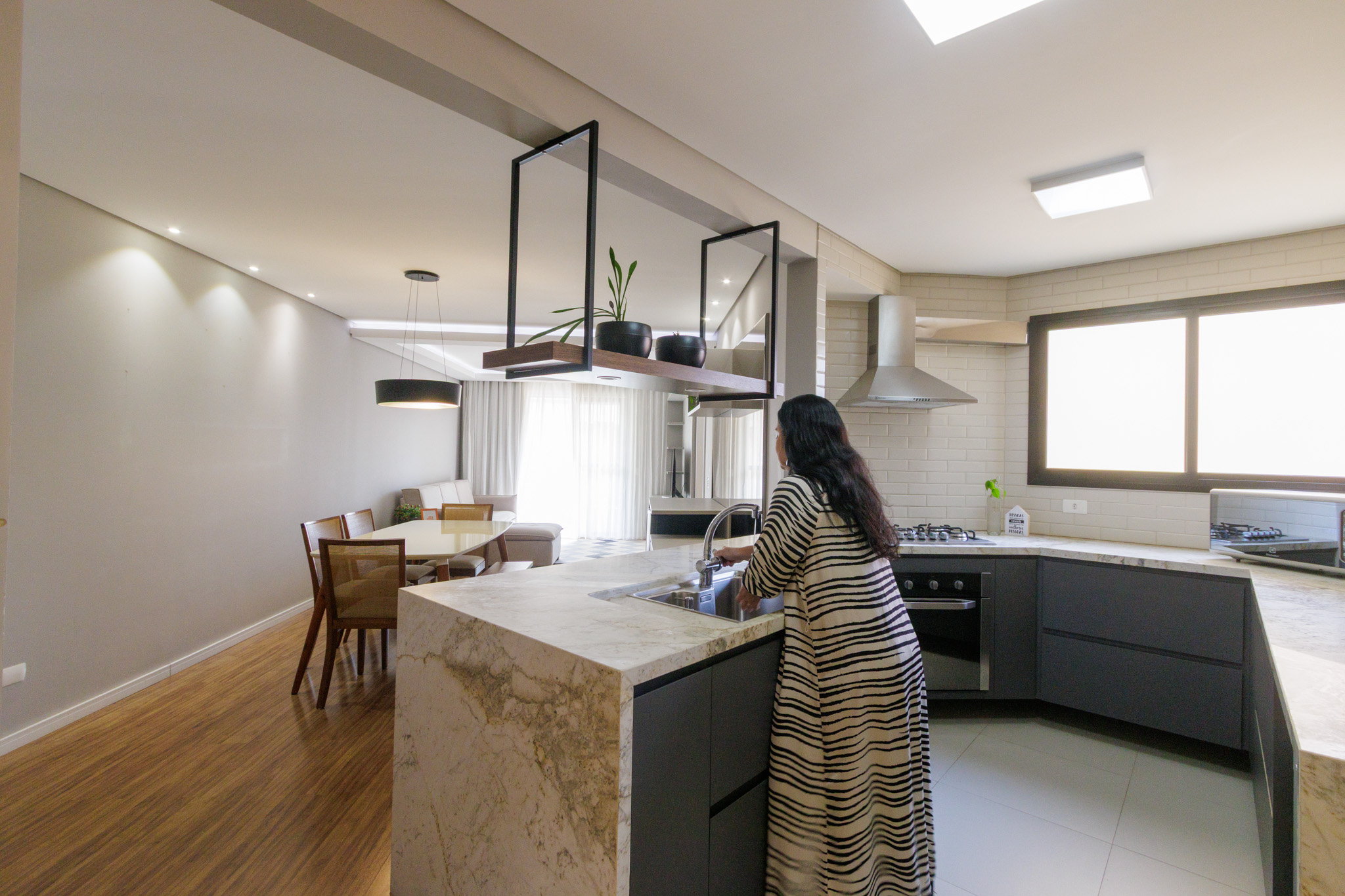 Apartamento reformado e mobiliado com dois quartos no Vila Izabel 