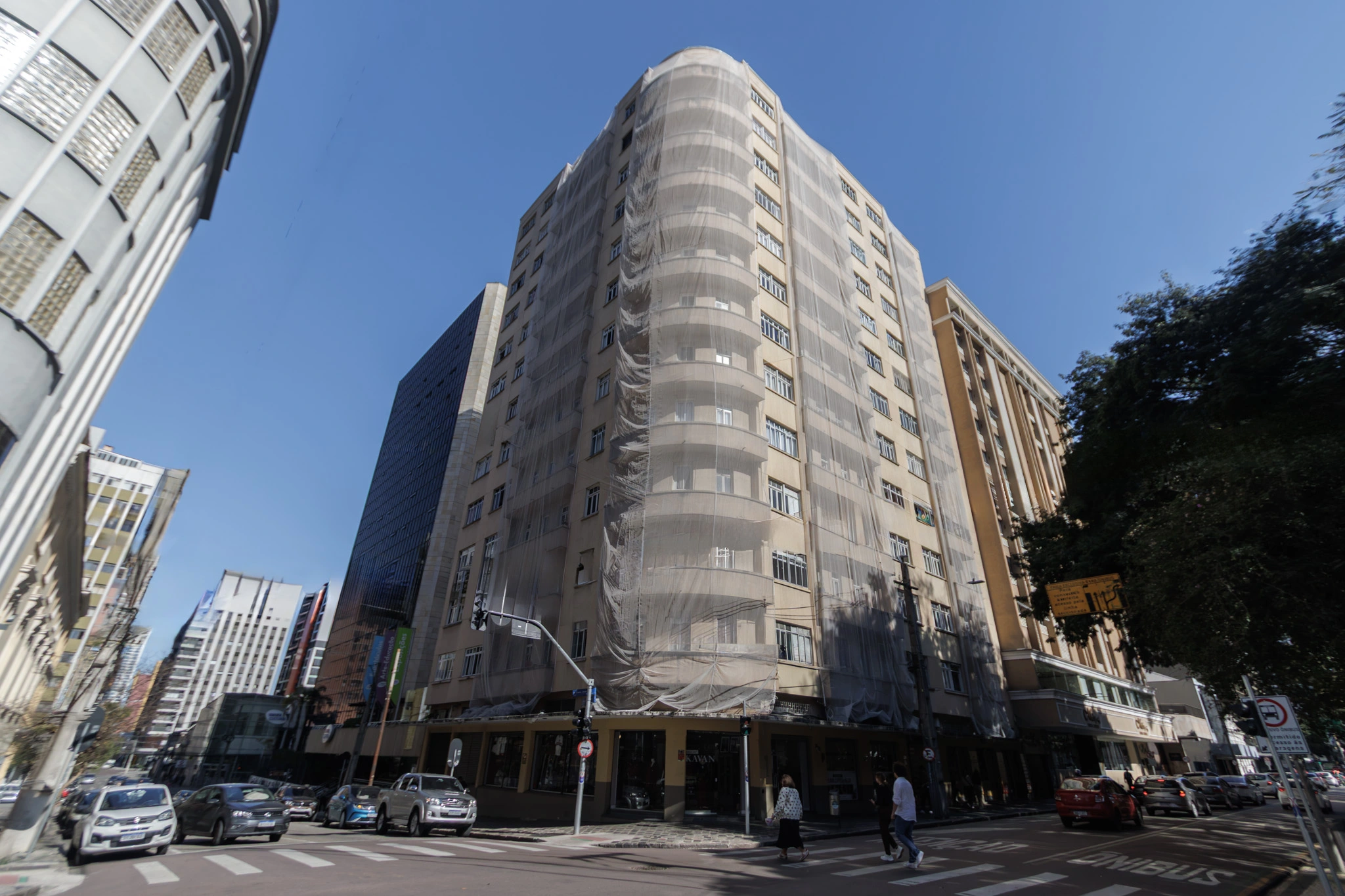 3 quartos, muito sol e vista livre no Centro de Curitiba