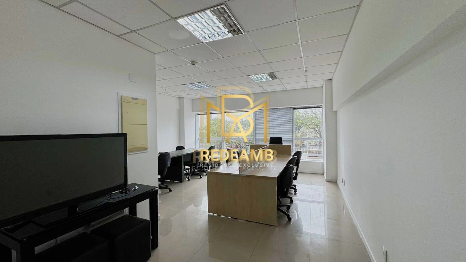 Sala Comercial Mobiliada para Locação de 42m2 no Condomínio Brascan em Alphaville