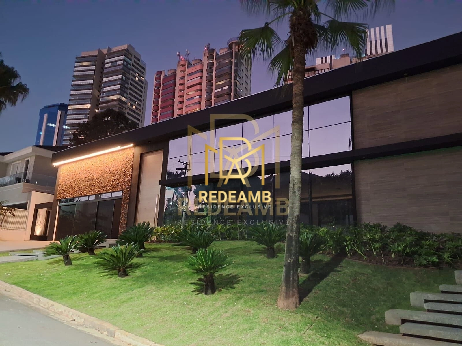 Casa de Alto Padrão a Venda no Residencial 2 com 4 Suítes, Piscina, Espaço Gourmet em Alphaville/Barueri