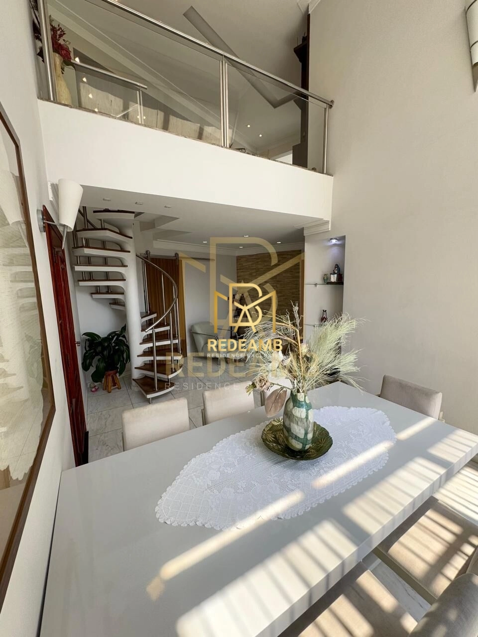 Cobertura Duplex à Venda de 240m, 3 dormitórios sendo 1 Suíte no Edifício Lotus em Alphaville