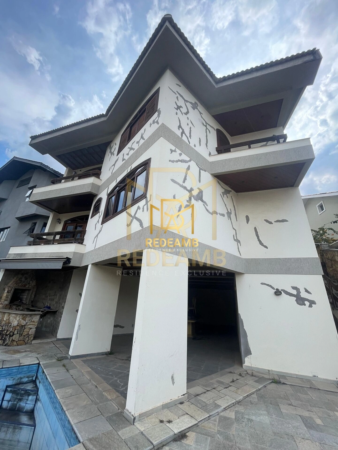 Oportunidade para Retrofit - Casa de Alto Padrão de 587,53m2 de área construída com 4 Suítes Master com Closet no Residencial 4 em Alphaville