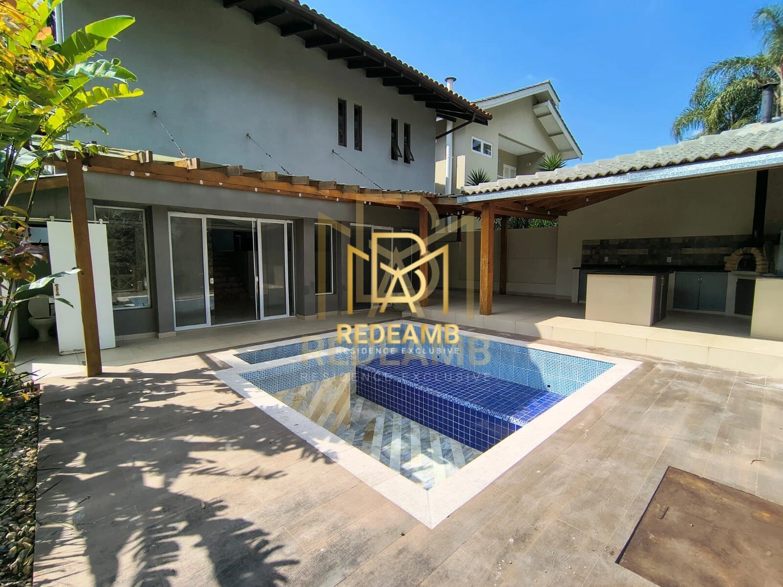 Casa de Luxo no Residencial 6 – 3 Suítes, Piscina e Área Gourmet