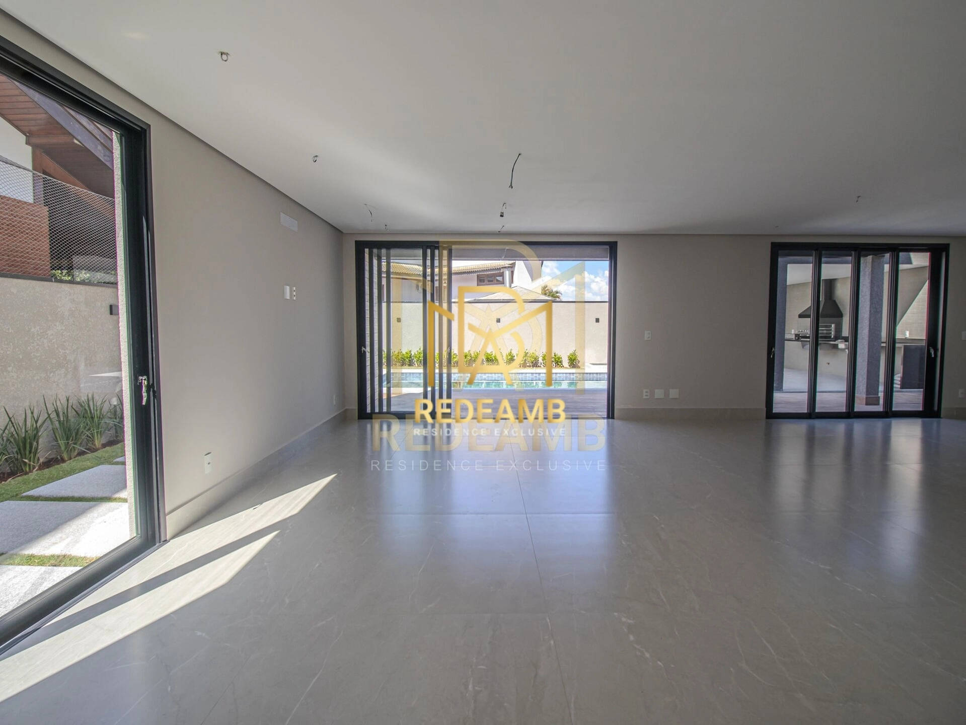 Casa Alto Padrão com 351,01 m² com 04 dormitórios, sendo 04 suites - Condomínio Residencial 6 - Alphaville - Santana de Parnaíba/SP