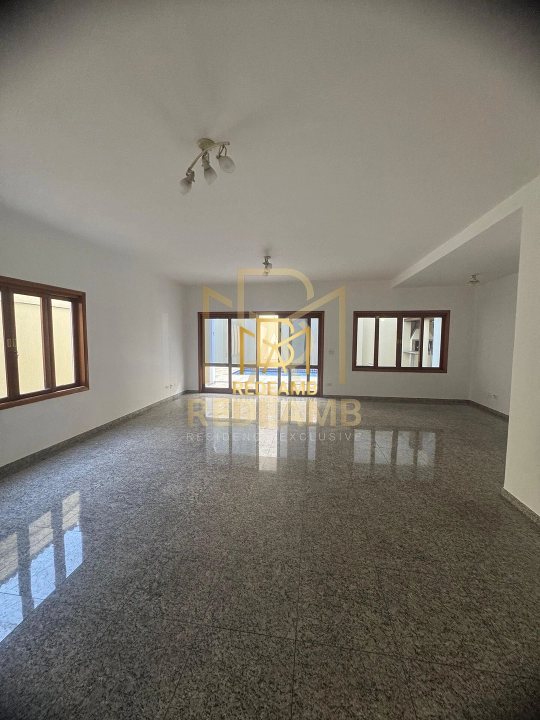 Casa Alto Padrão  com 388,25m², 04 dormitórios, sendo 02 suítes - Condomínio Residencial 4 - Alphaville - Santana de Parnaíba/SP